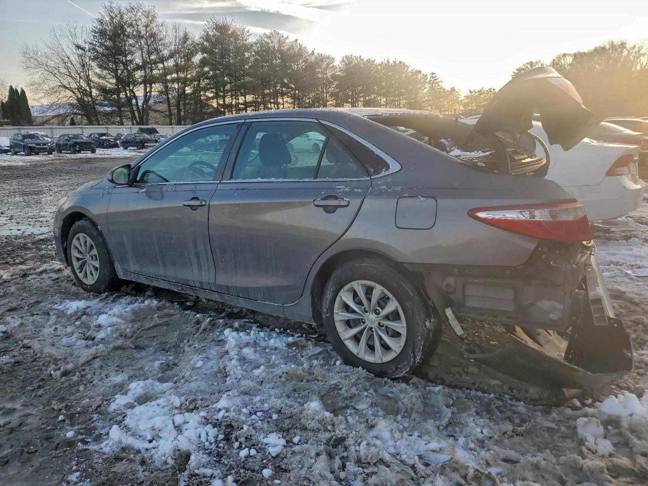 2015 TOYOTA CAMRY LE photo 2