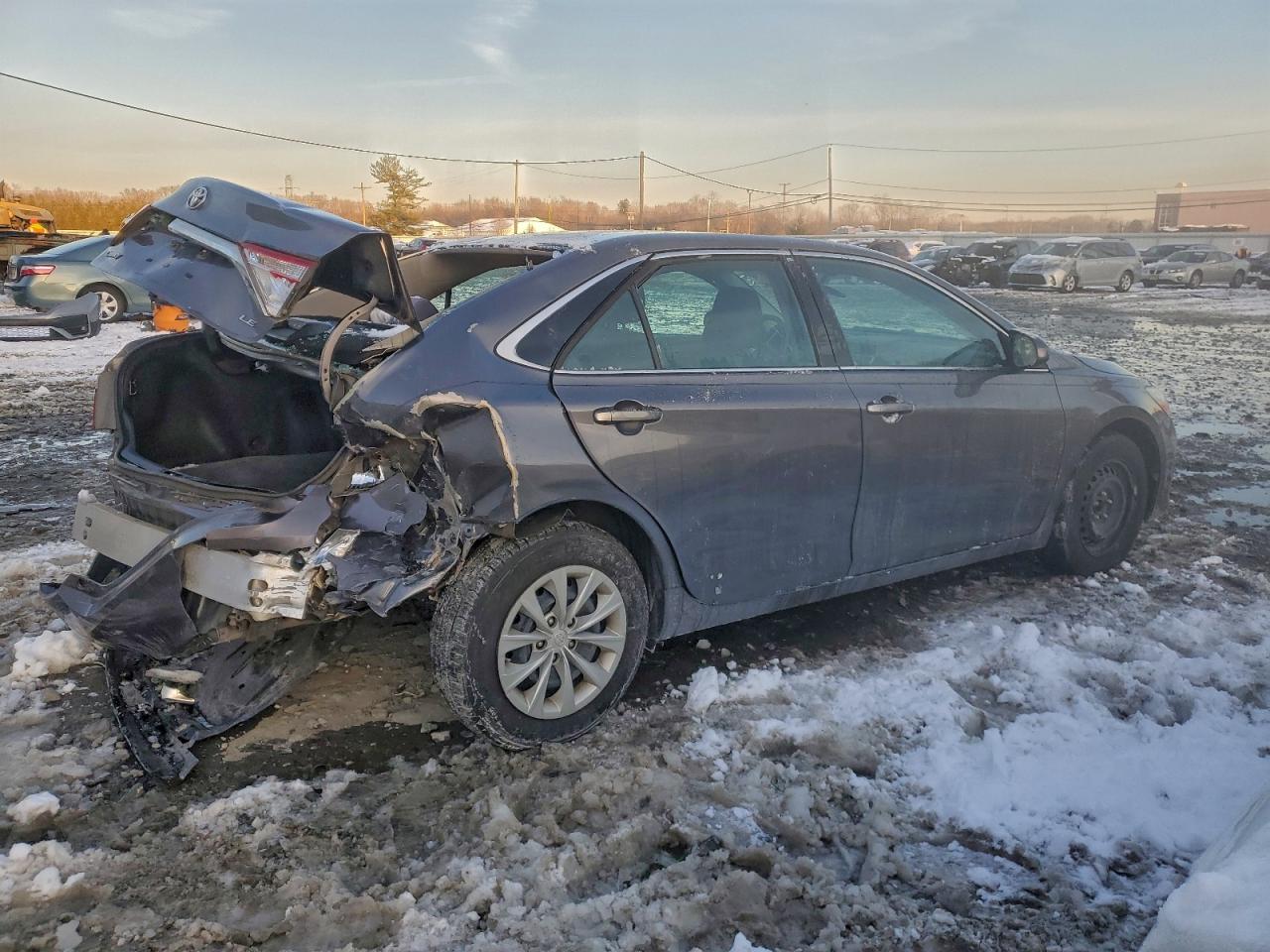 2015 TOYOTA CAMRY LE photo 3