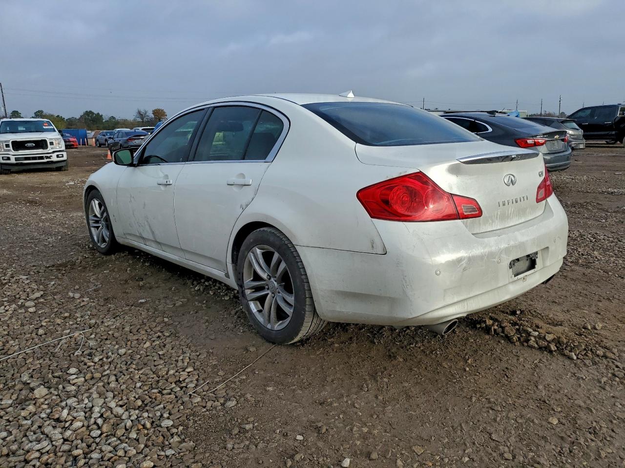 2011 INFINITI G37 BASE photo 2