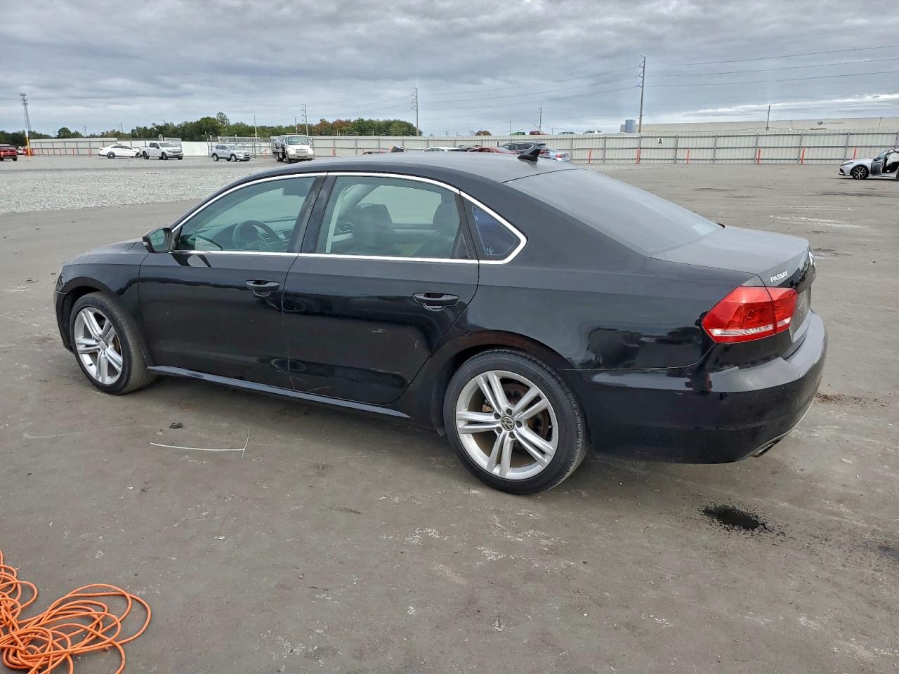 2014 VOLKSWAGEN PASSAT SE photo 2
