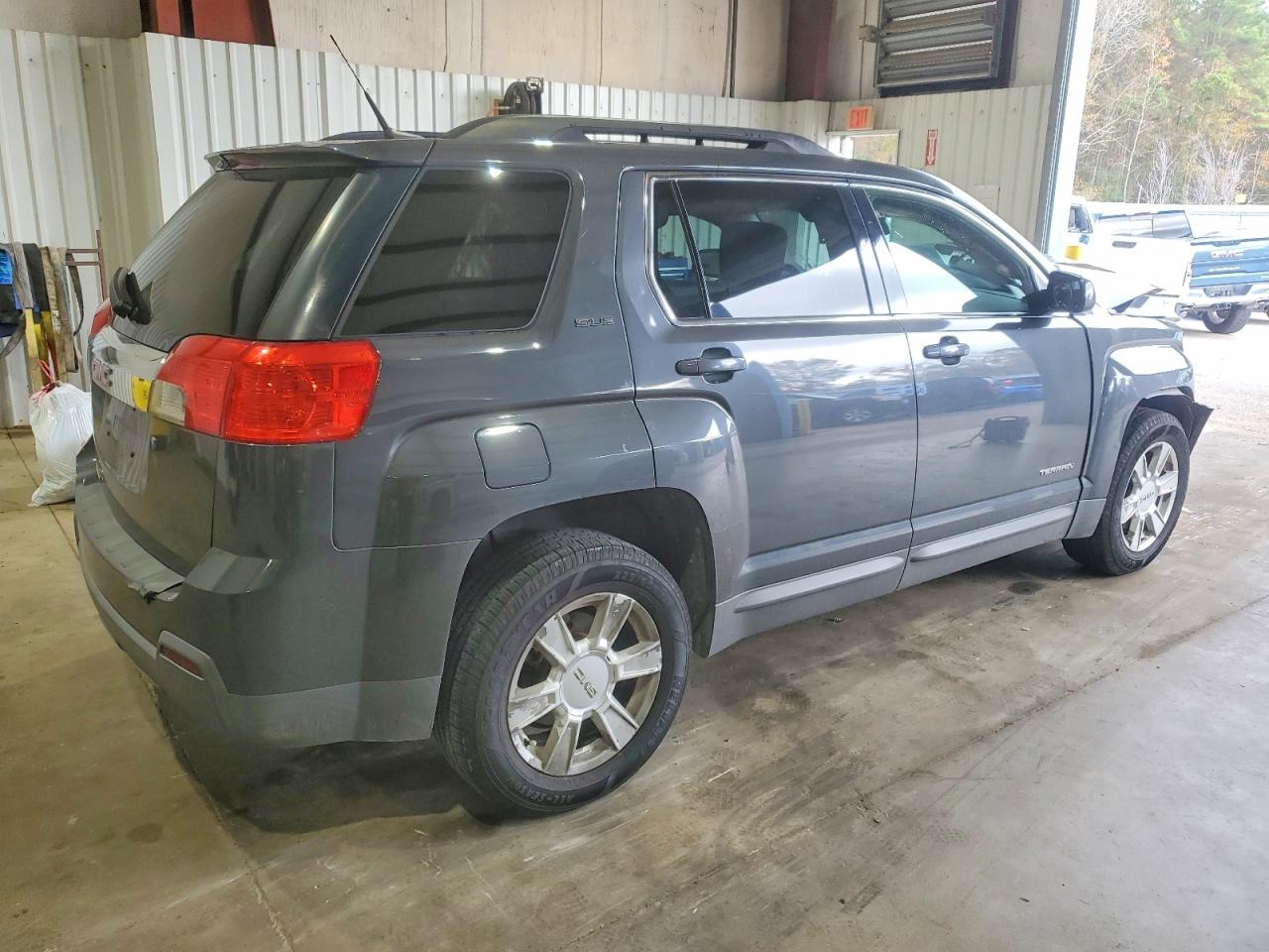 2011 GMC TERRAIN SLE photo 3