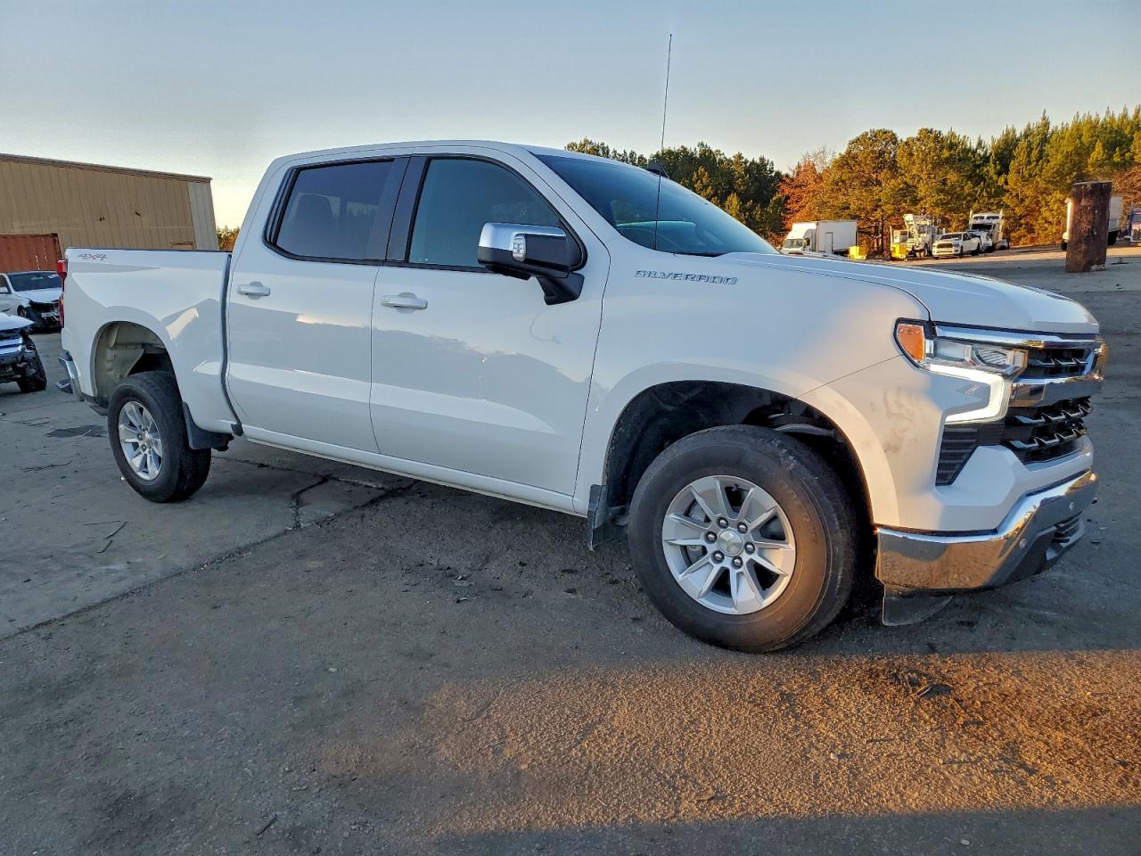 2024 CHEVROLET SILVERADO K1500 LT photo 4