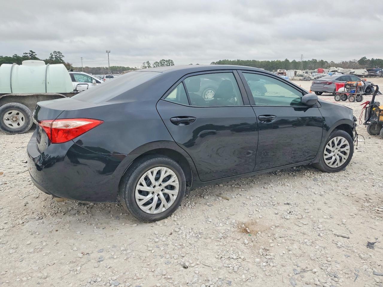 2018 TOYOTA COROLLA LE photo 3