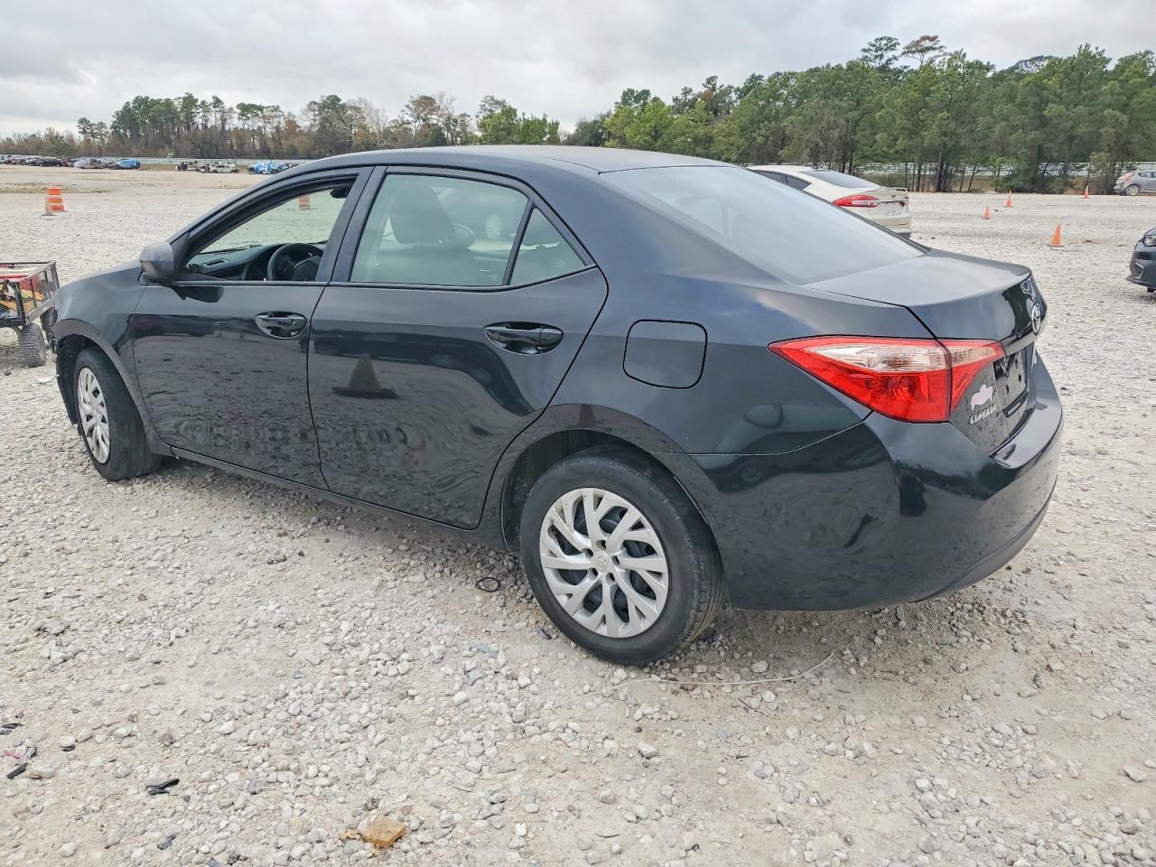 2018 TOYOTA COROLLA LE photo 2
