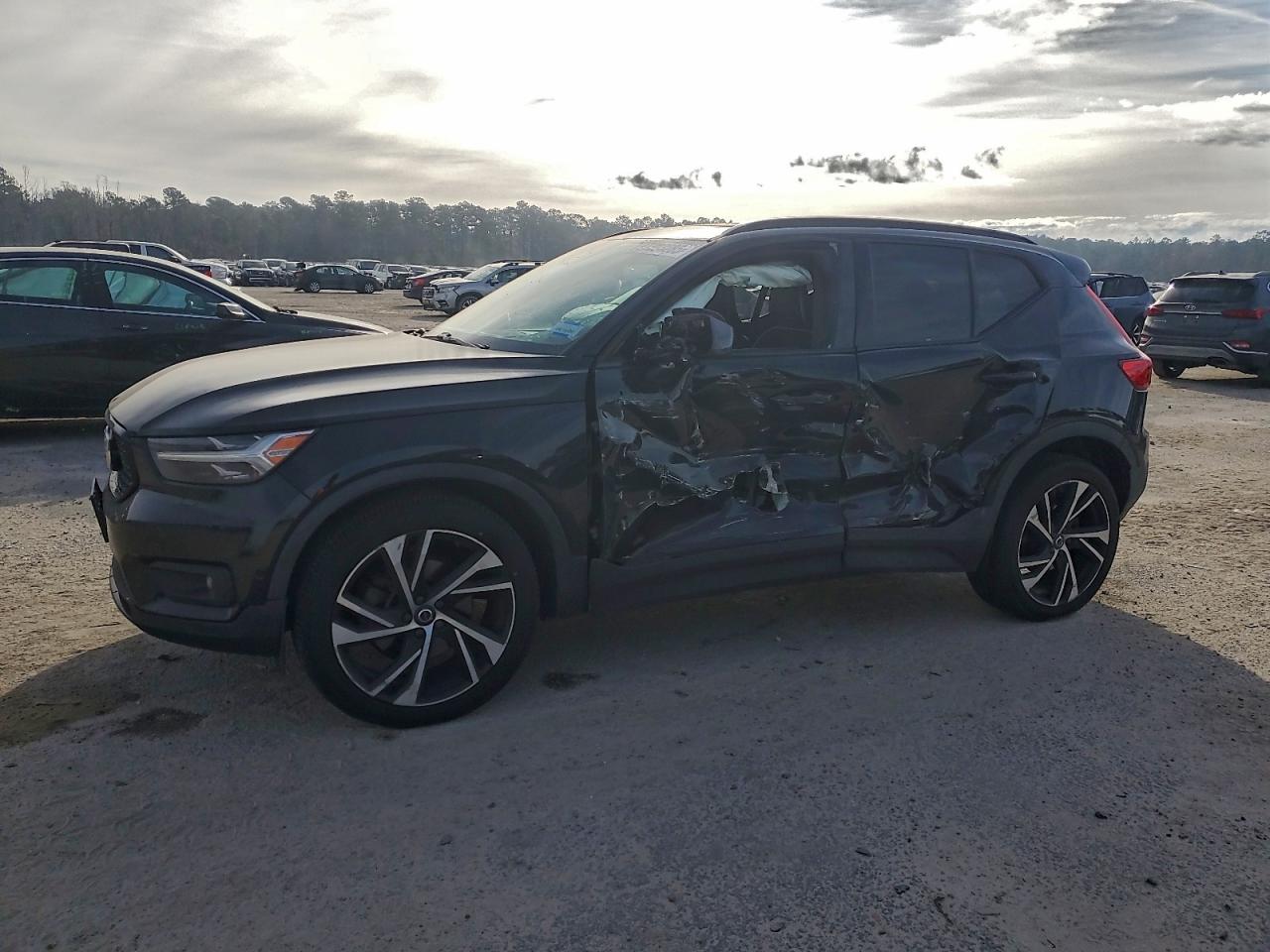 2020 VOLVO XC40