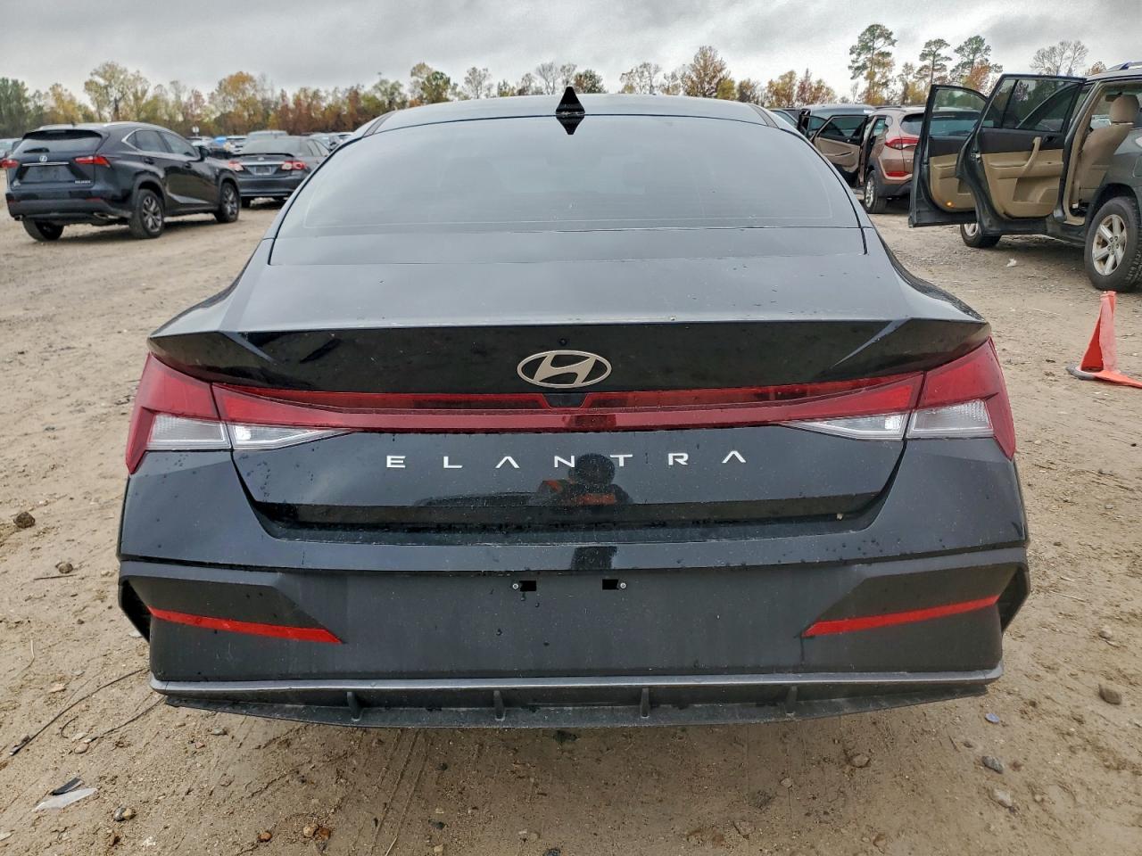 2025 HYUNDAI ELANTRA SE photo 11
