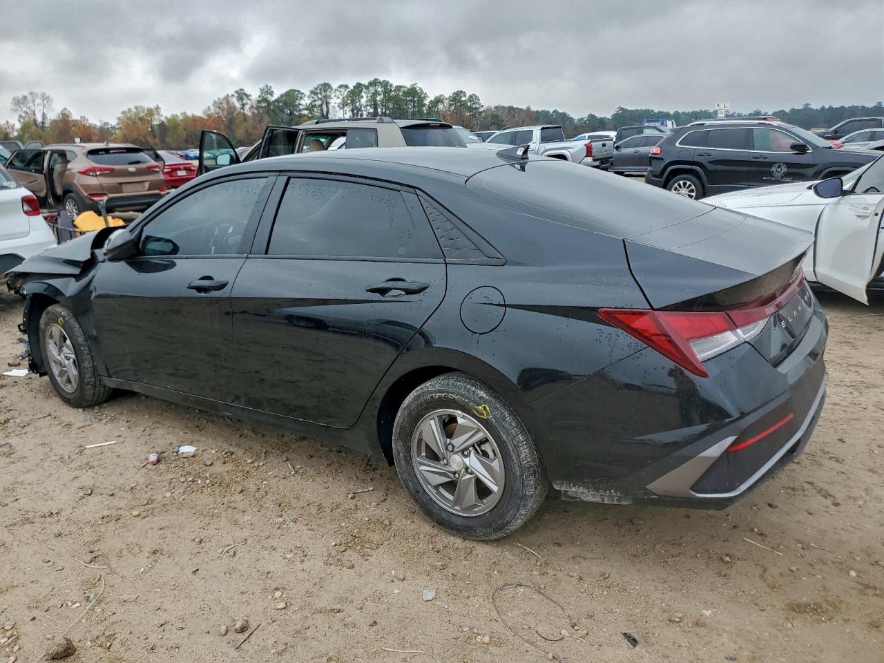 2025 HYUNDAI ELANTRA SE photo 3