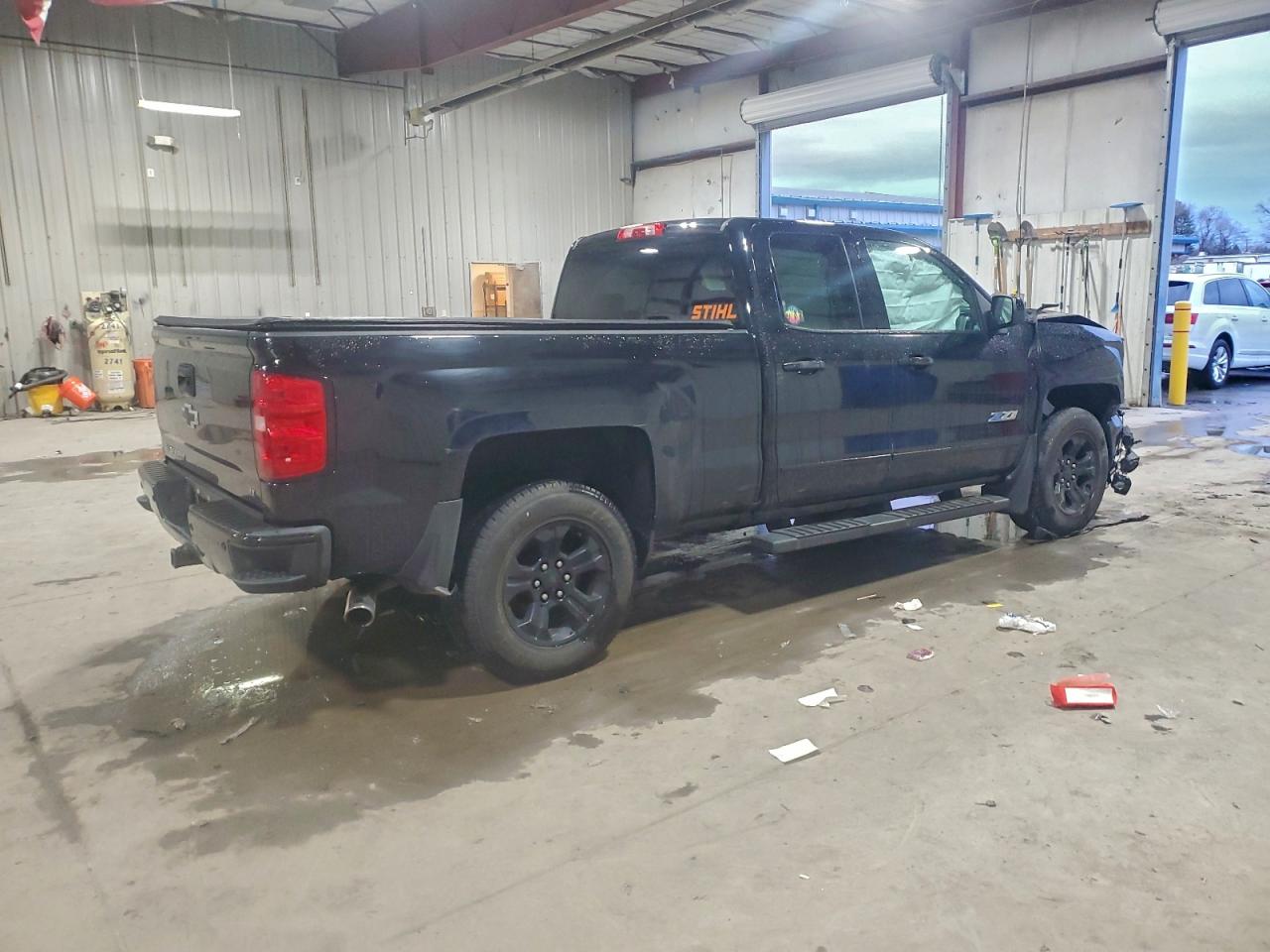 2017 CHEVROLET SILVERADO K1500 LT photo 3