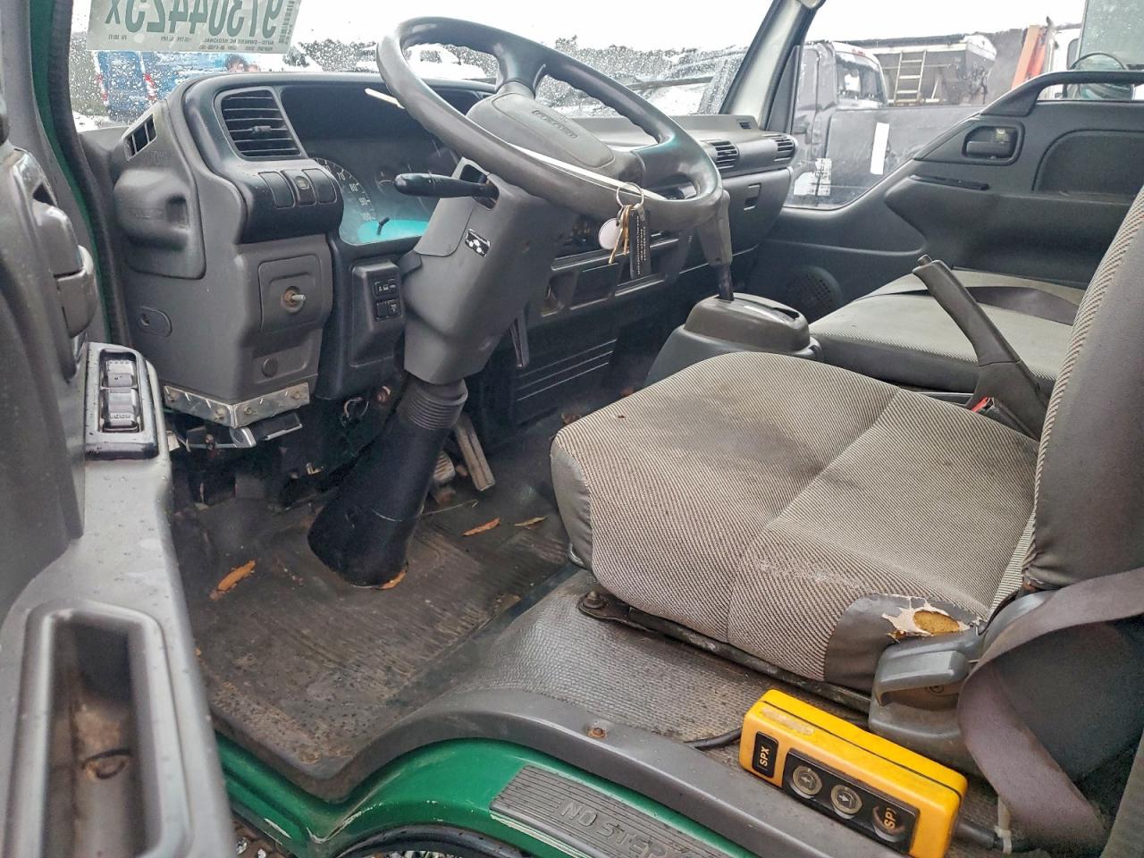 2004 ISUZU NPR photo 8