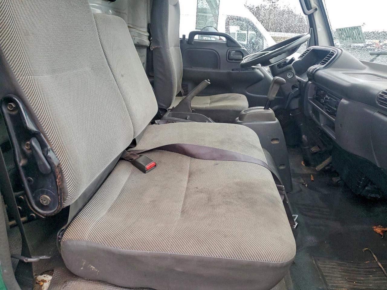 2004 ISUZU NPR photo 11
