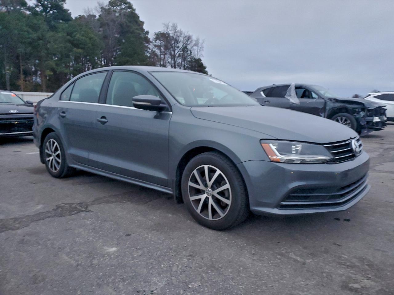 2017 VOLKSWAGEN JETTA SE photo 4