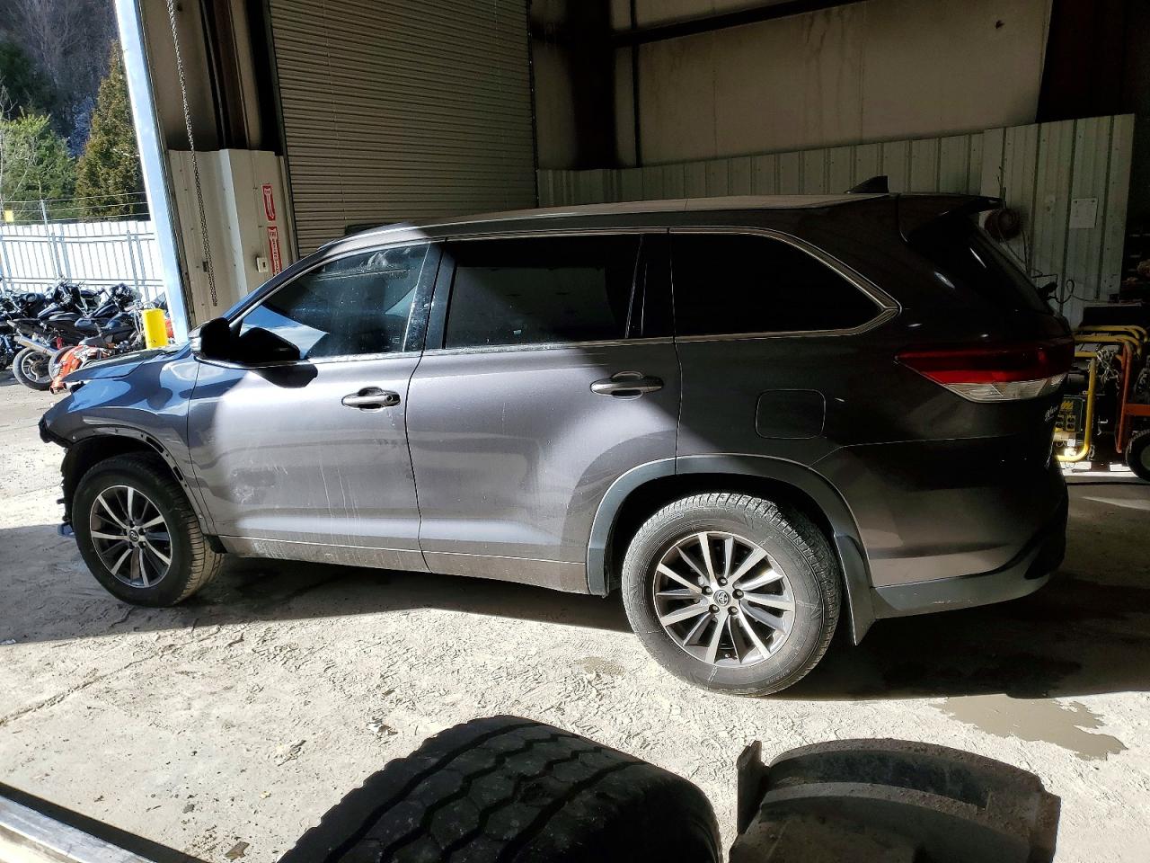 2018 TOYOTA HIGHLANDER SE photo 3