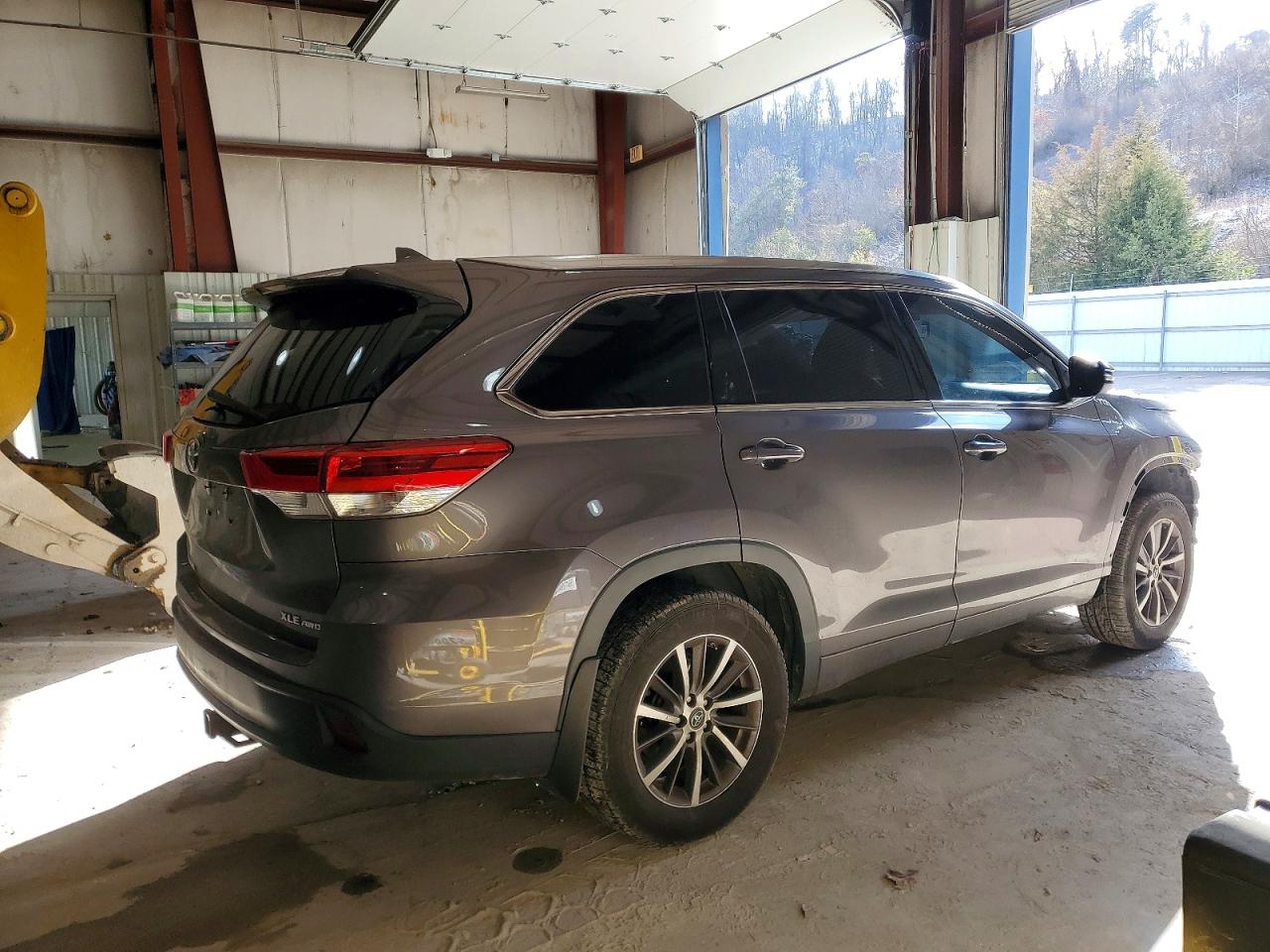 2018 TOYOTA HIGHLANDER SE photo 5