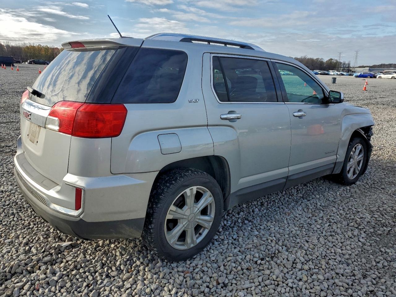 2017 GMC TERRAIN SLT photo 3