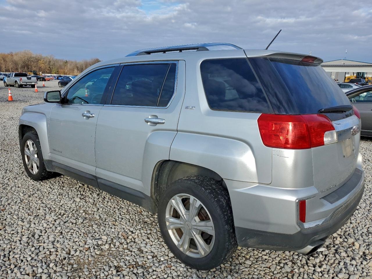 2017 GMC TERRAIN SLT photo 2