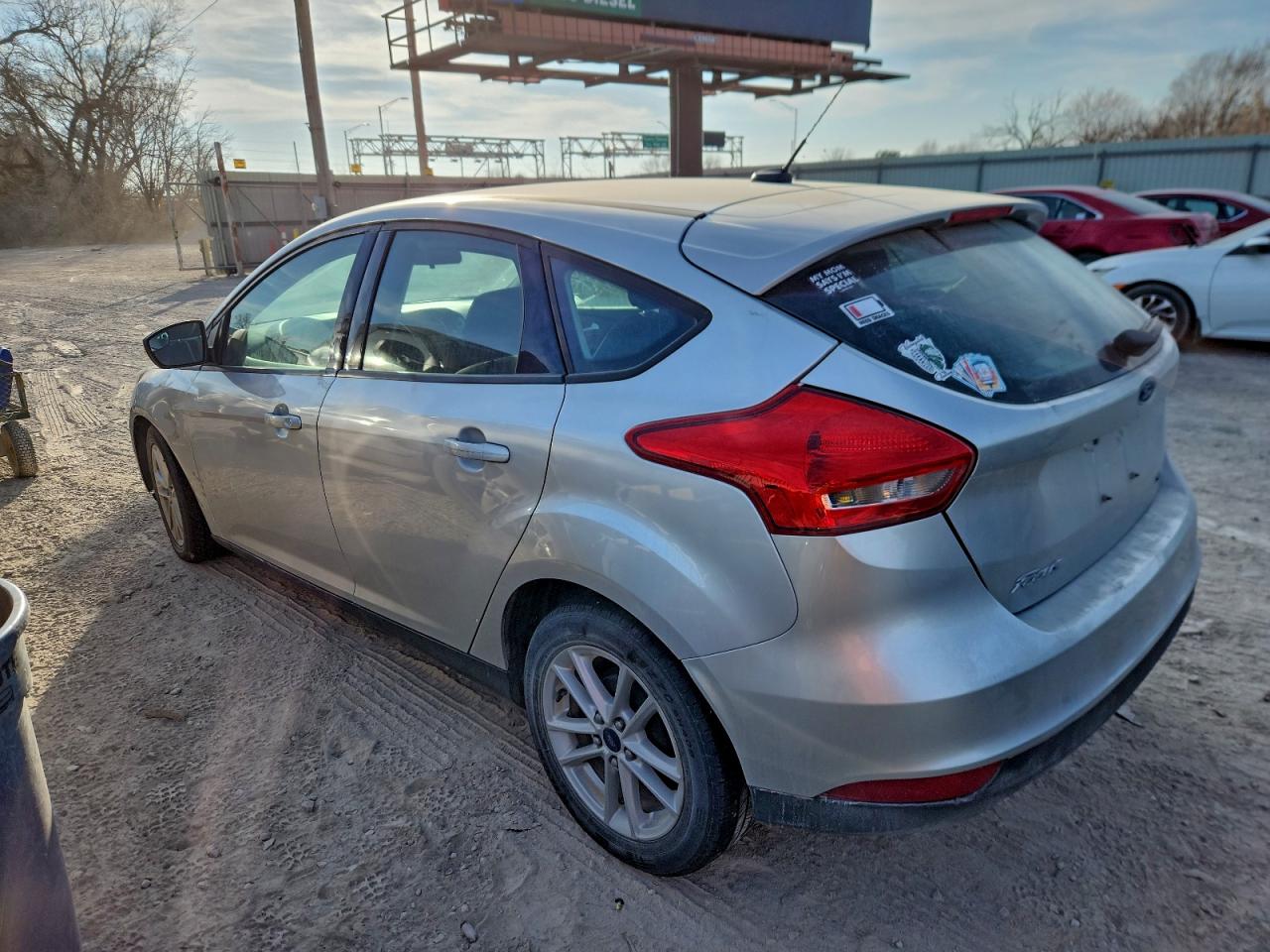 2017 FORD FOCUS SE photo 2