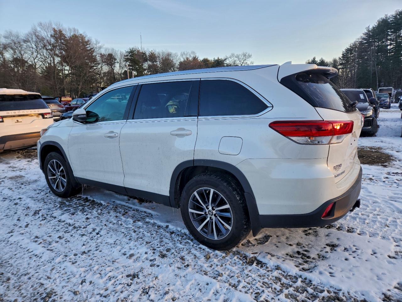 2019 TOYOTA HIGHLANDER SE photo 2