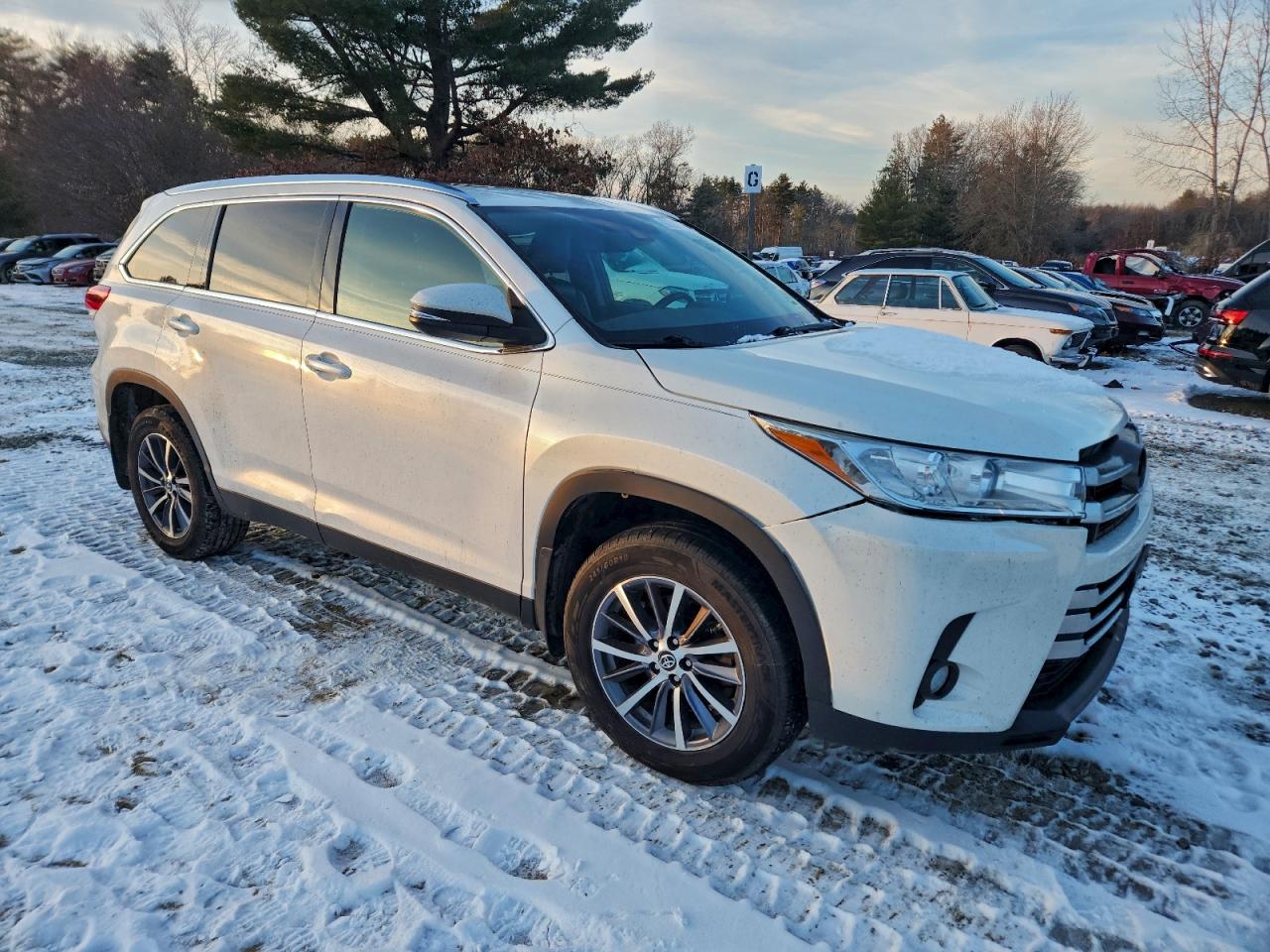 2019 TOYOTA HIGHLANDER SE photo 4