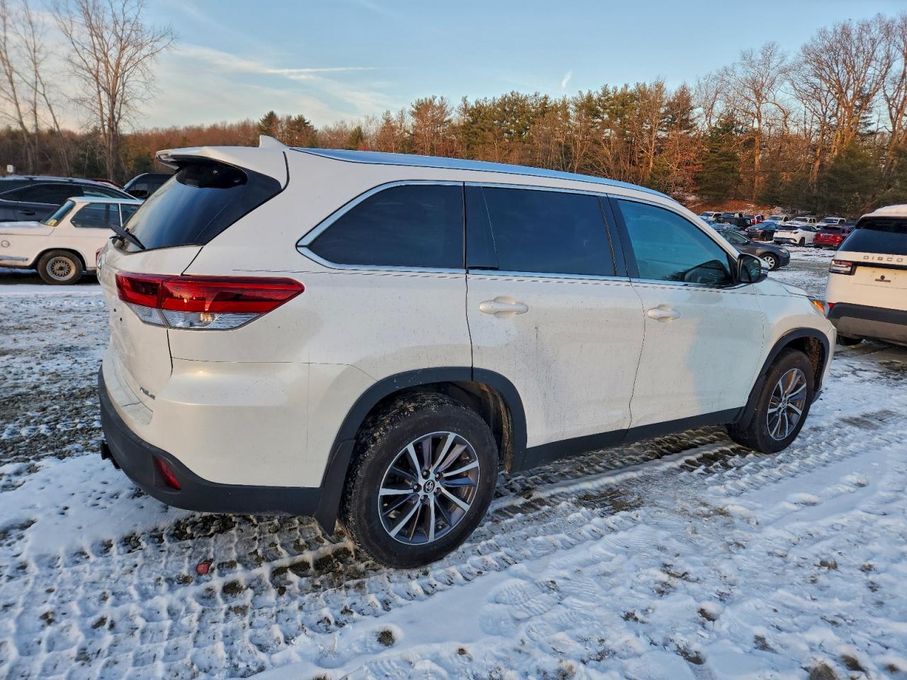 2019 TOYOTA HIGHLANDER SE photo 3