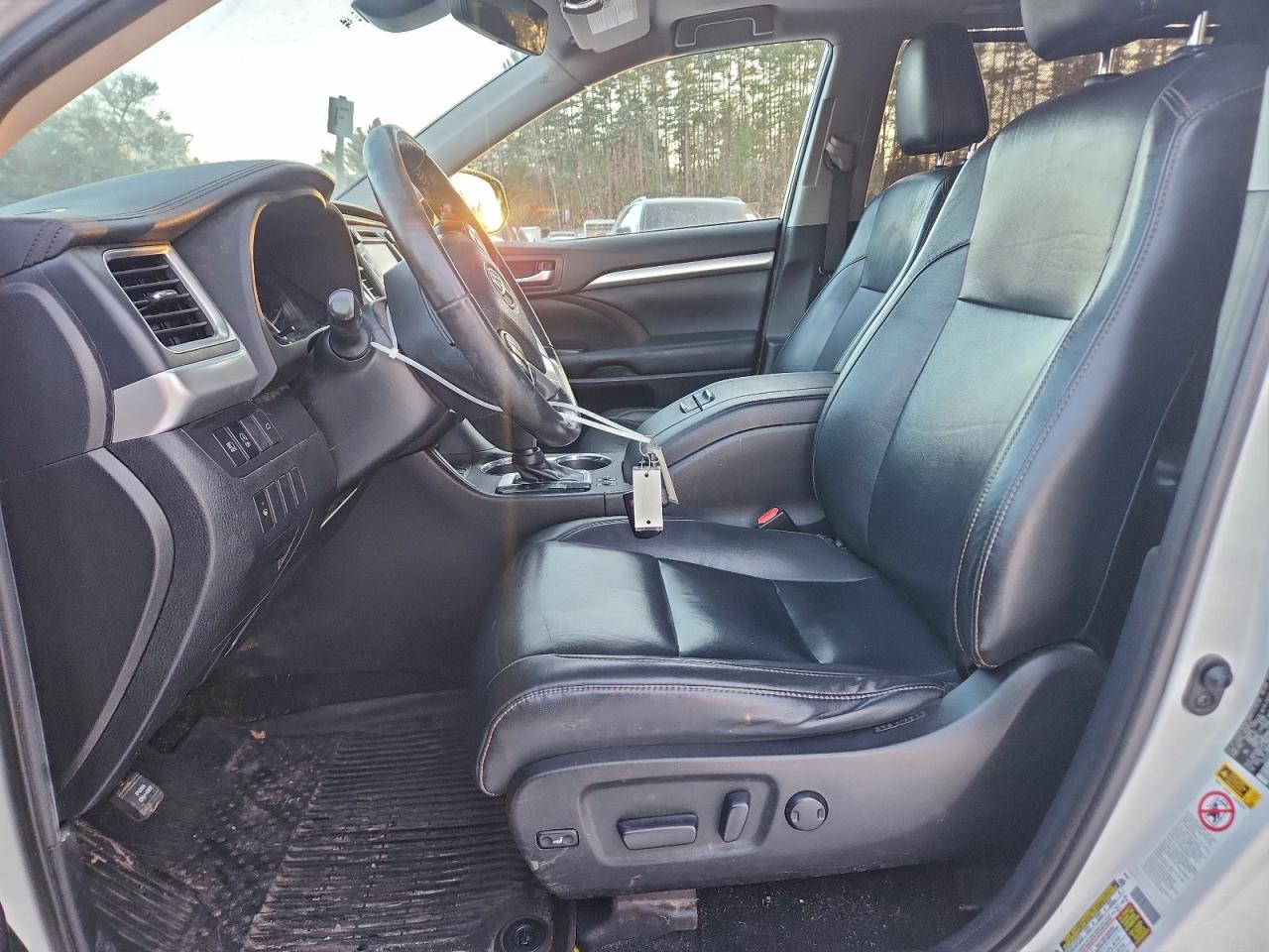 2019 TOYOTA HIGHLANDER SE photo 7