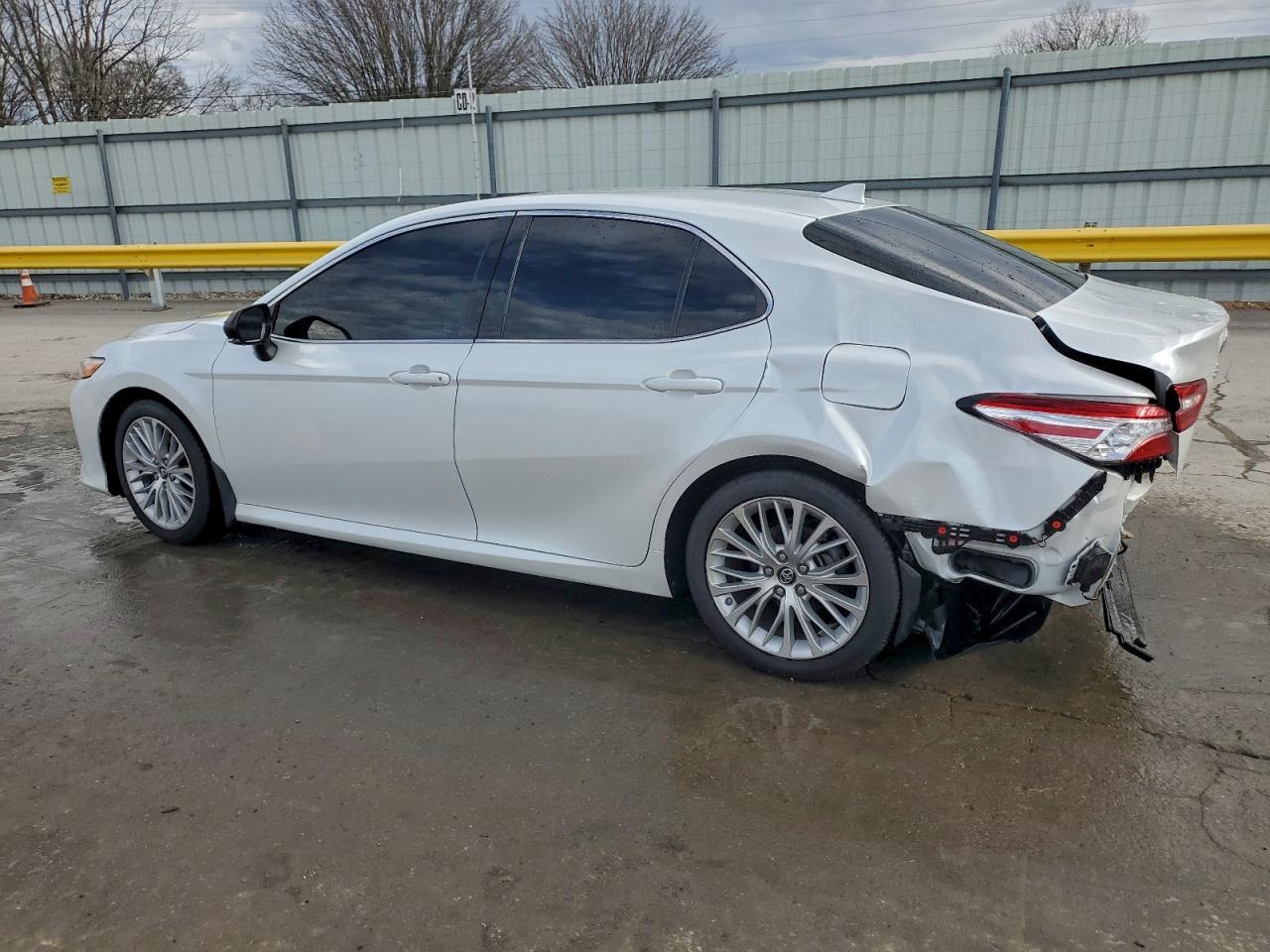 2019 TOYOTA CAMRY L photo 3