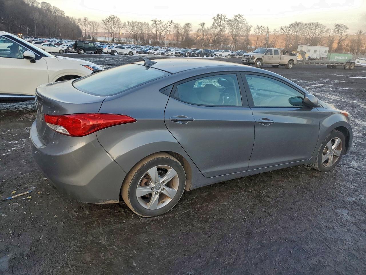 2013 HYUNDAI ELANTRA photo 3