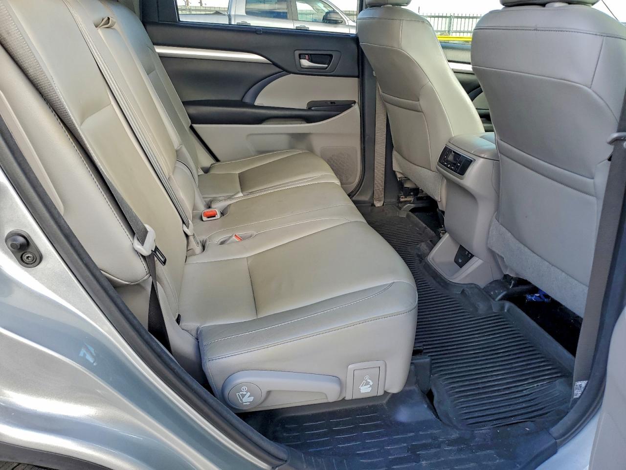 2018 TOYOTA HIGHLANDER SE photo 21
