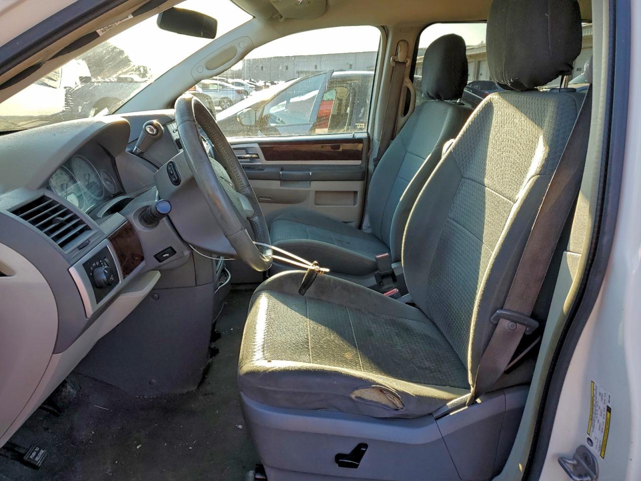 2010 CHRYSLER TOWN & COUNTRY TOURING photo 13