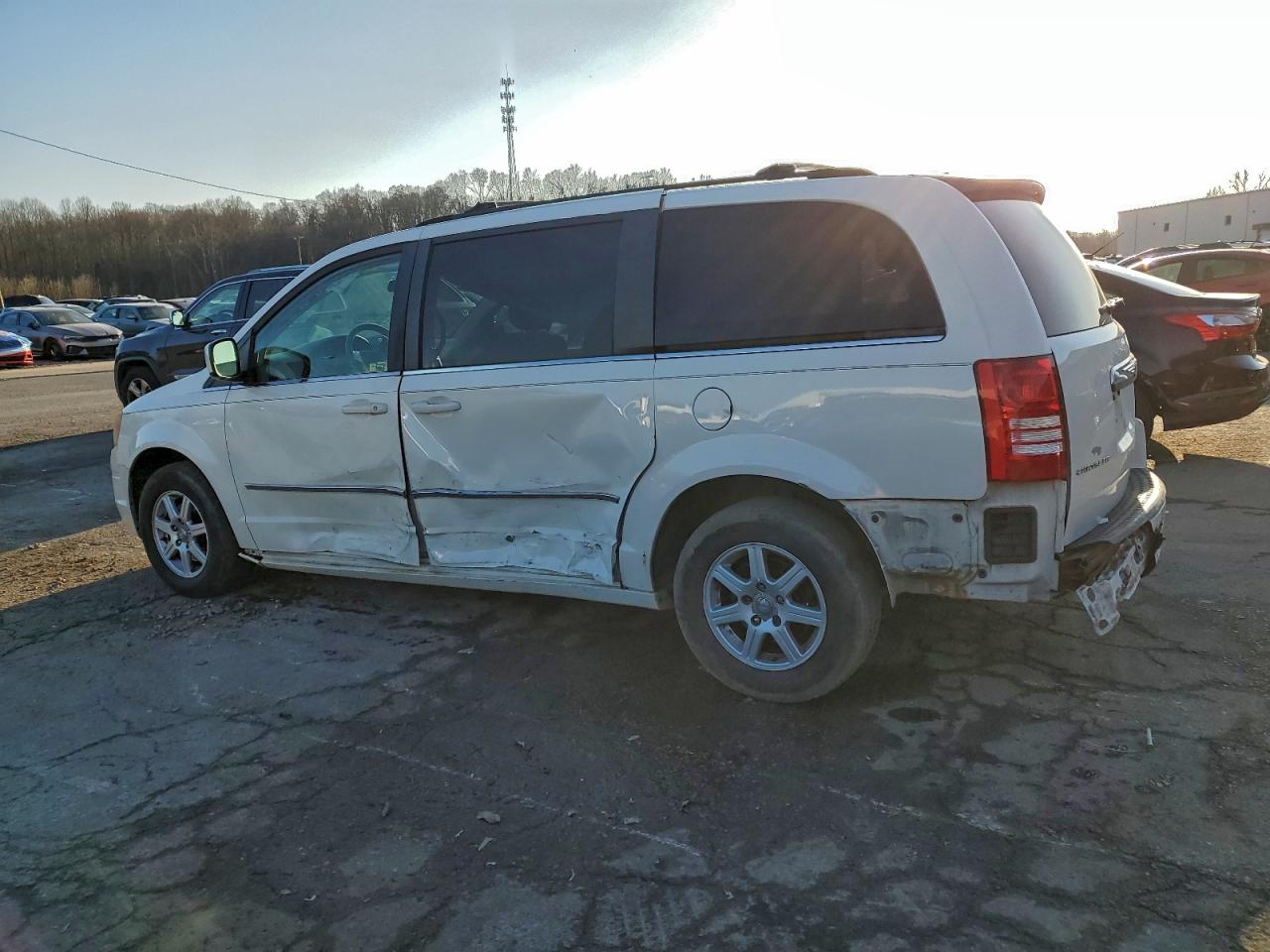 2010 CHRYSLER TOWN & COUNTRY TOURING photo 3