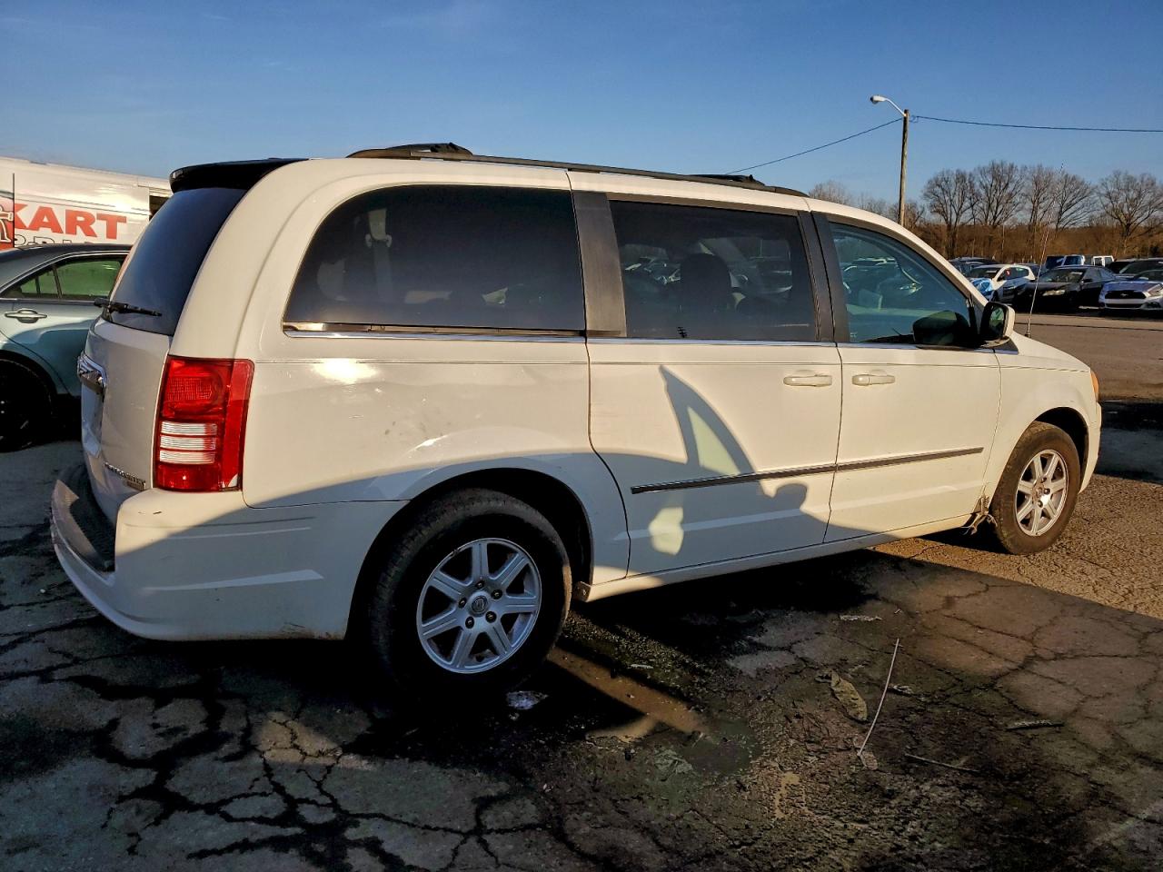 2010 CHRYSLER TOWN & COUNTRY TOURING photo 5