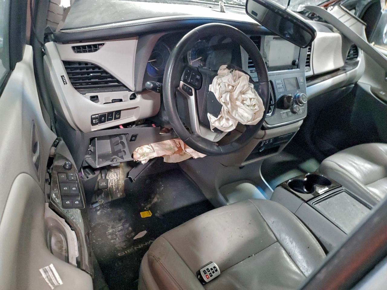 2017 TOYOTA SIENNA XLE photo 22