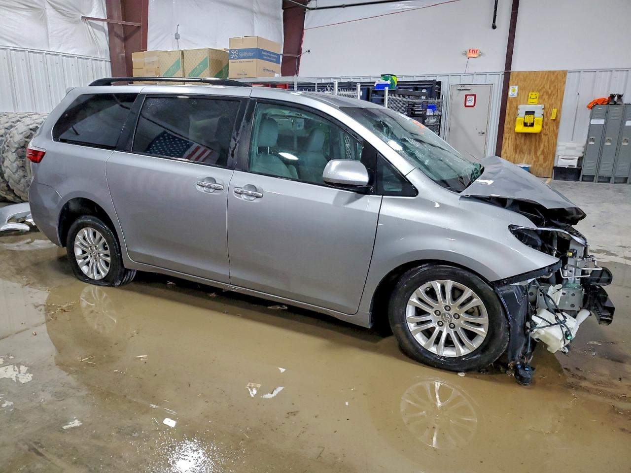 2017 TOYOTA SIENNA XLE photo 10