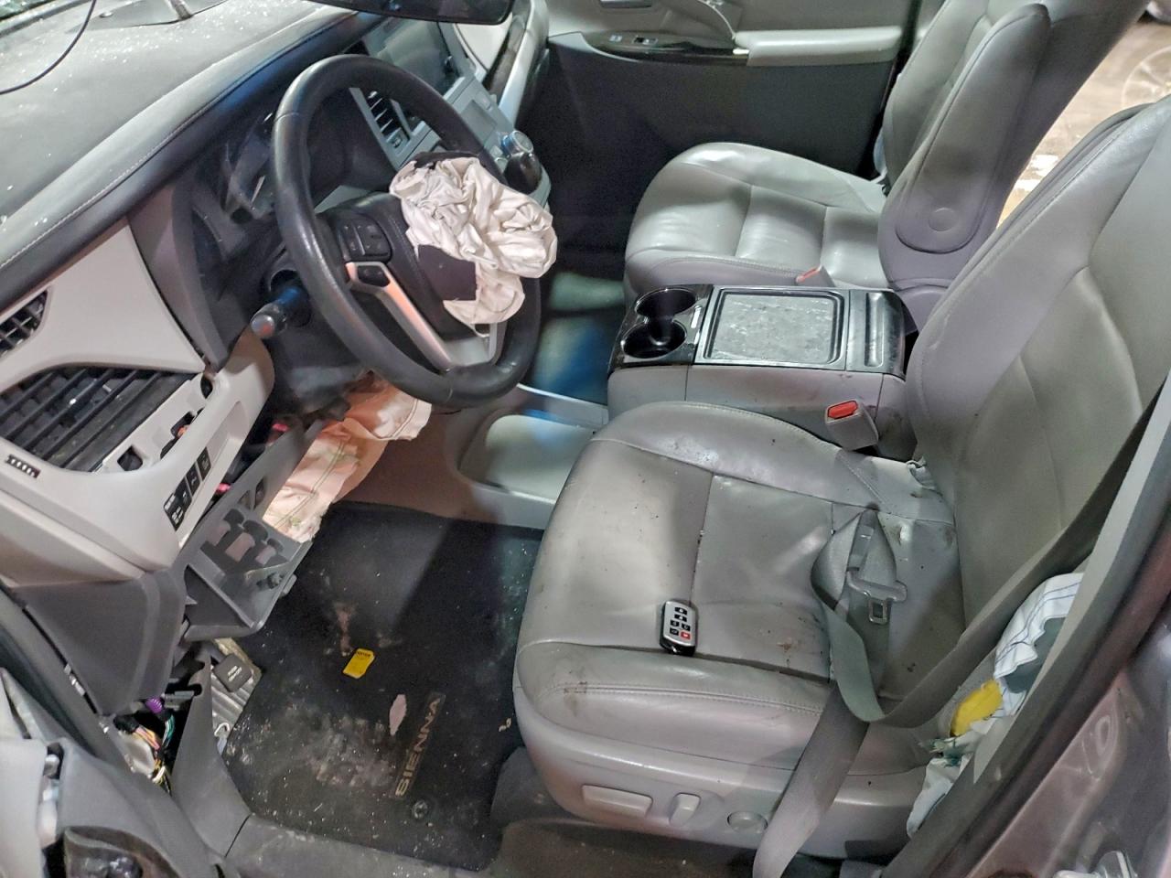 2017 TOYOTA SIENNA XLE photo 19