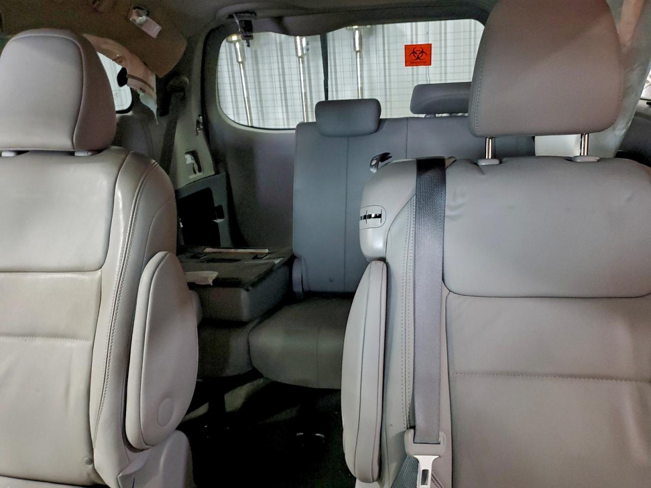 2017 TOYOTA SIENNA XLE photo 28