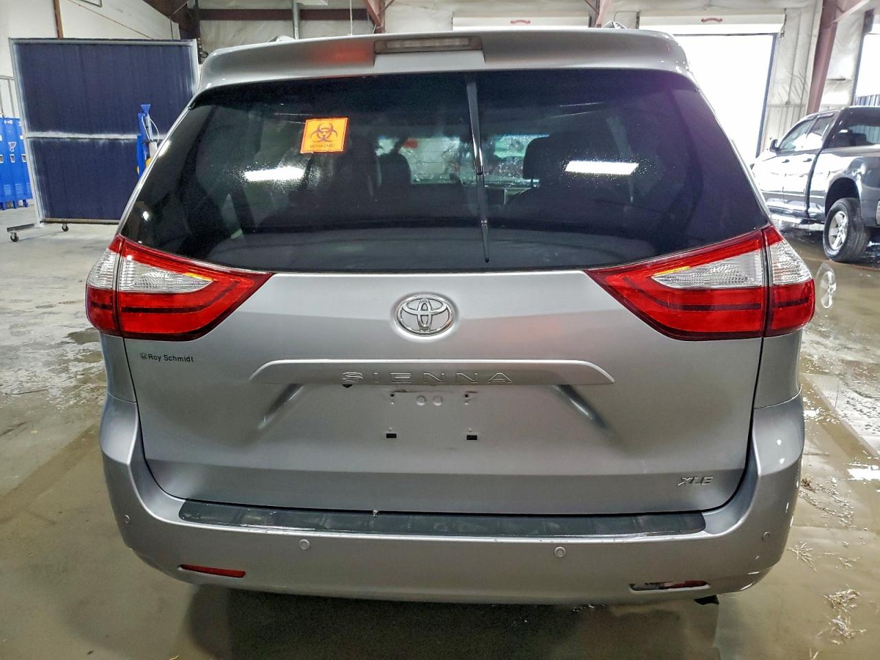 2017 TOYOTA SIENNA XLE photo 16