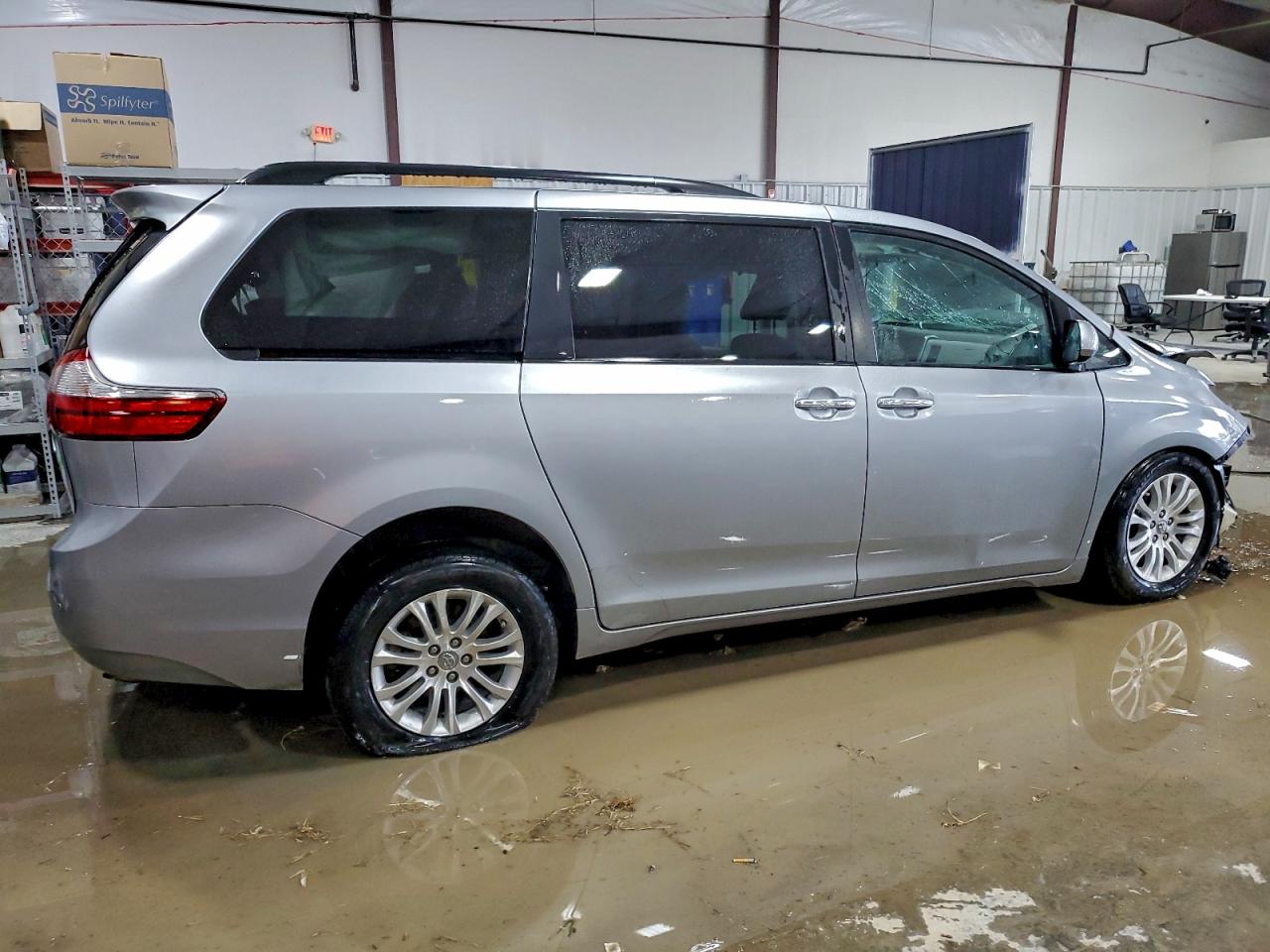 2017 TOYOTA SIENNA XLE photo 7