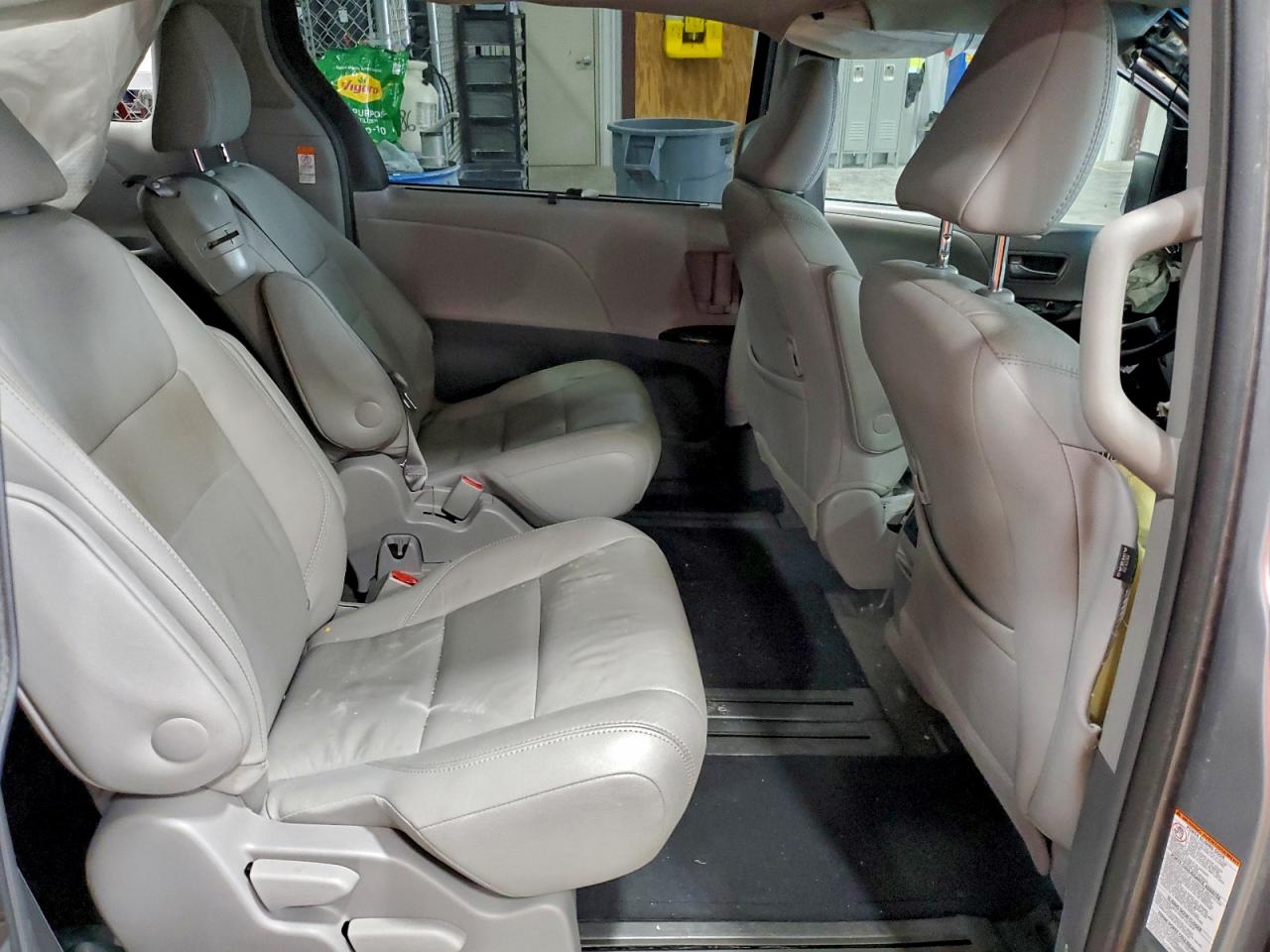 2017 TOYOTA SIENNA XLE photo 31
