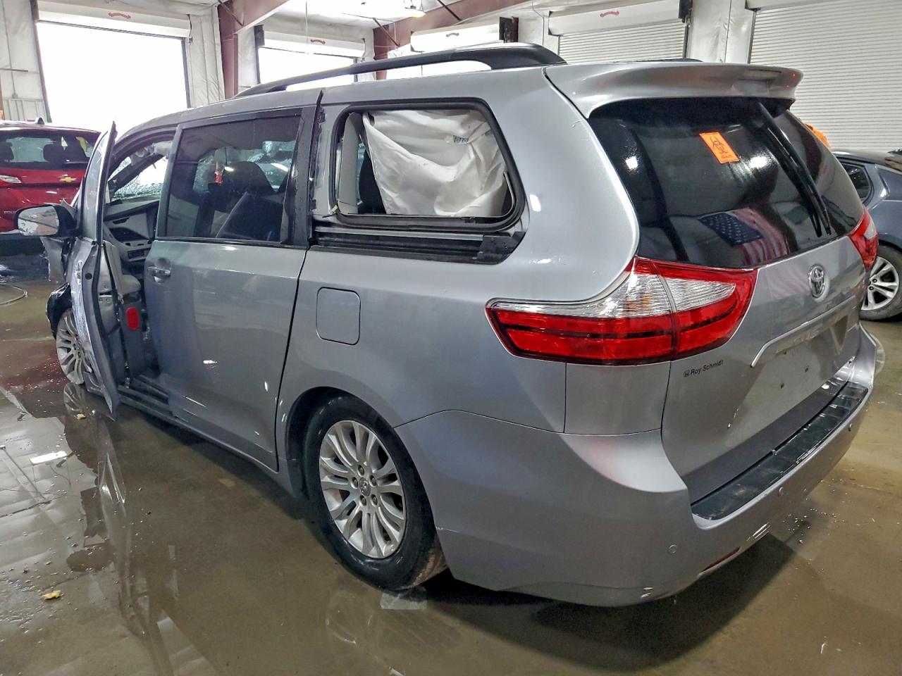 2017 TOYOTA SIENNA XLE photo 4