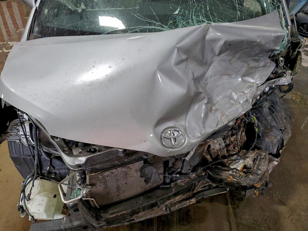 2017 TOYOTA SIENNA XLE photo 34