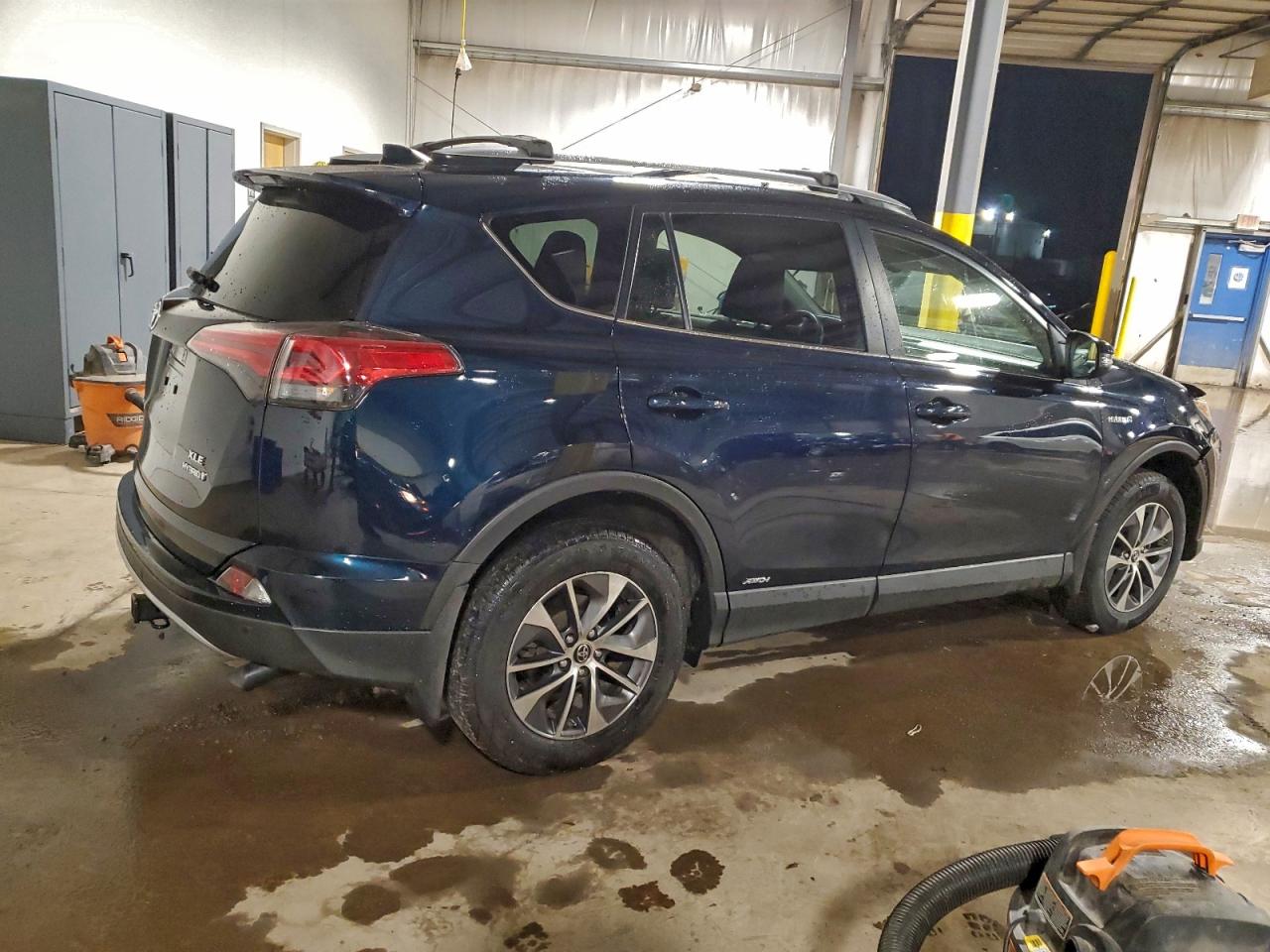 2018 TOYOTA RAV4 HV LE photo 7