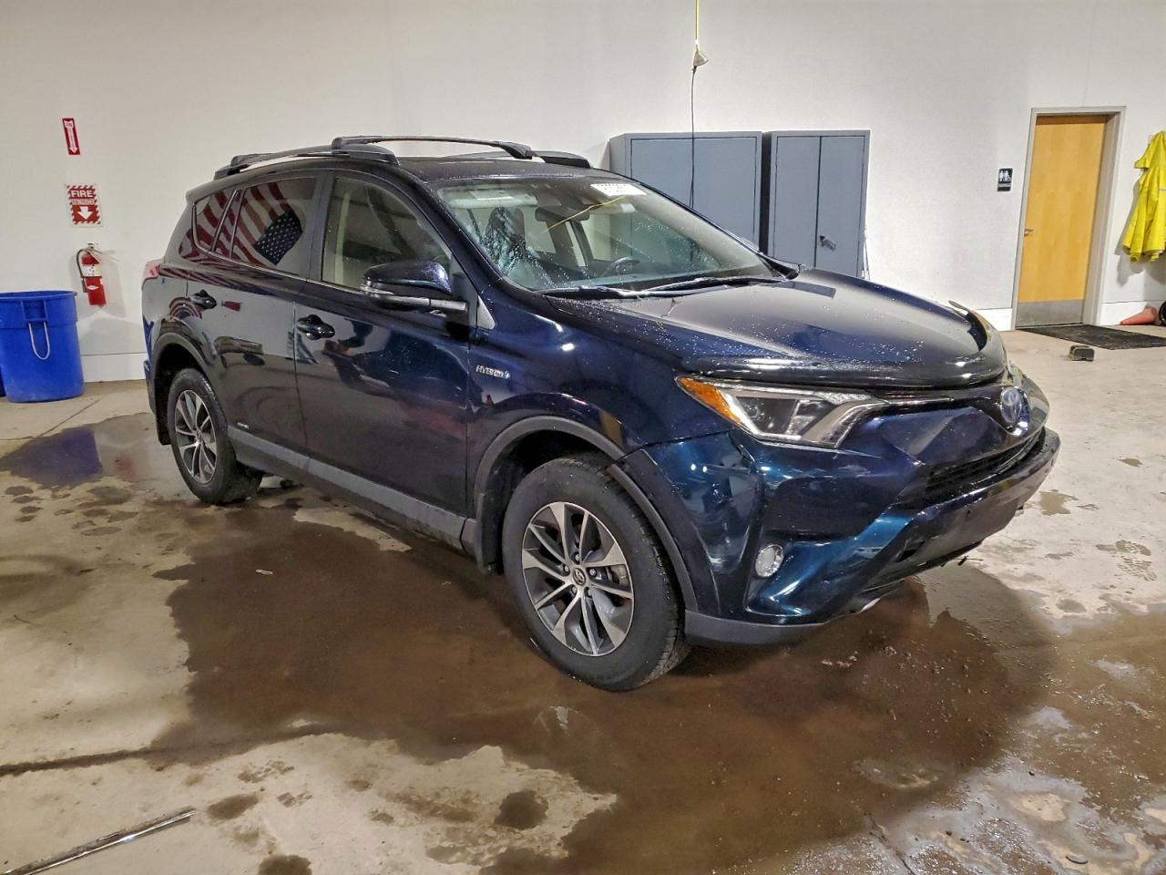 2018 TOYOTA RAV4 HV LE photo 10
