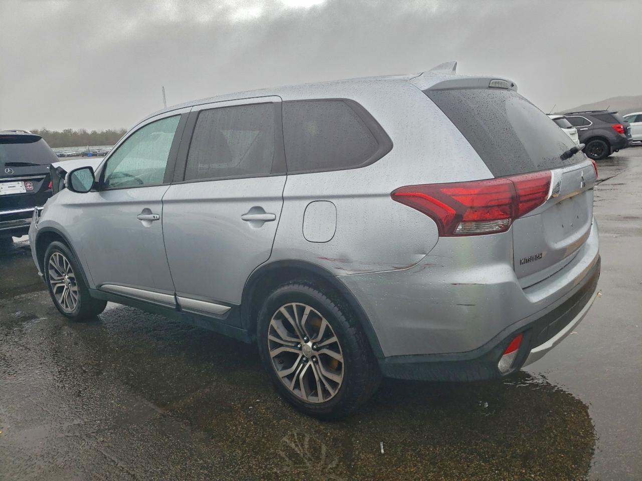 2017 MITSUBISHI OUTLANDER SE photo 2