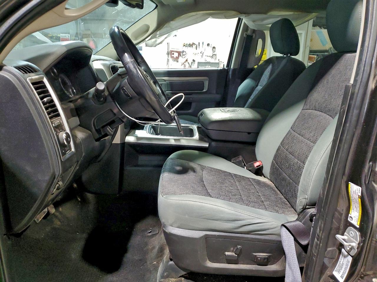 2016 RAM 1500 SLT photo 13
