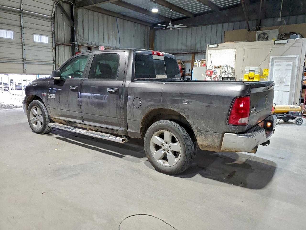 2016 RAM 1500 SLT photo 3