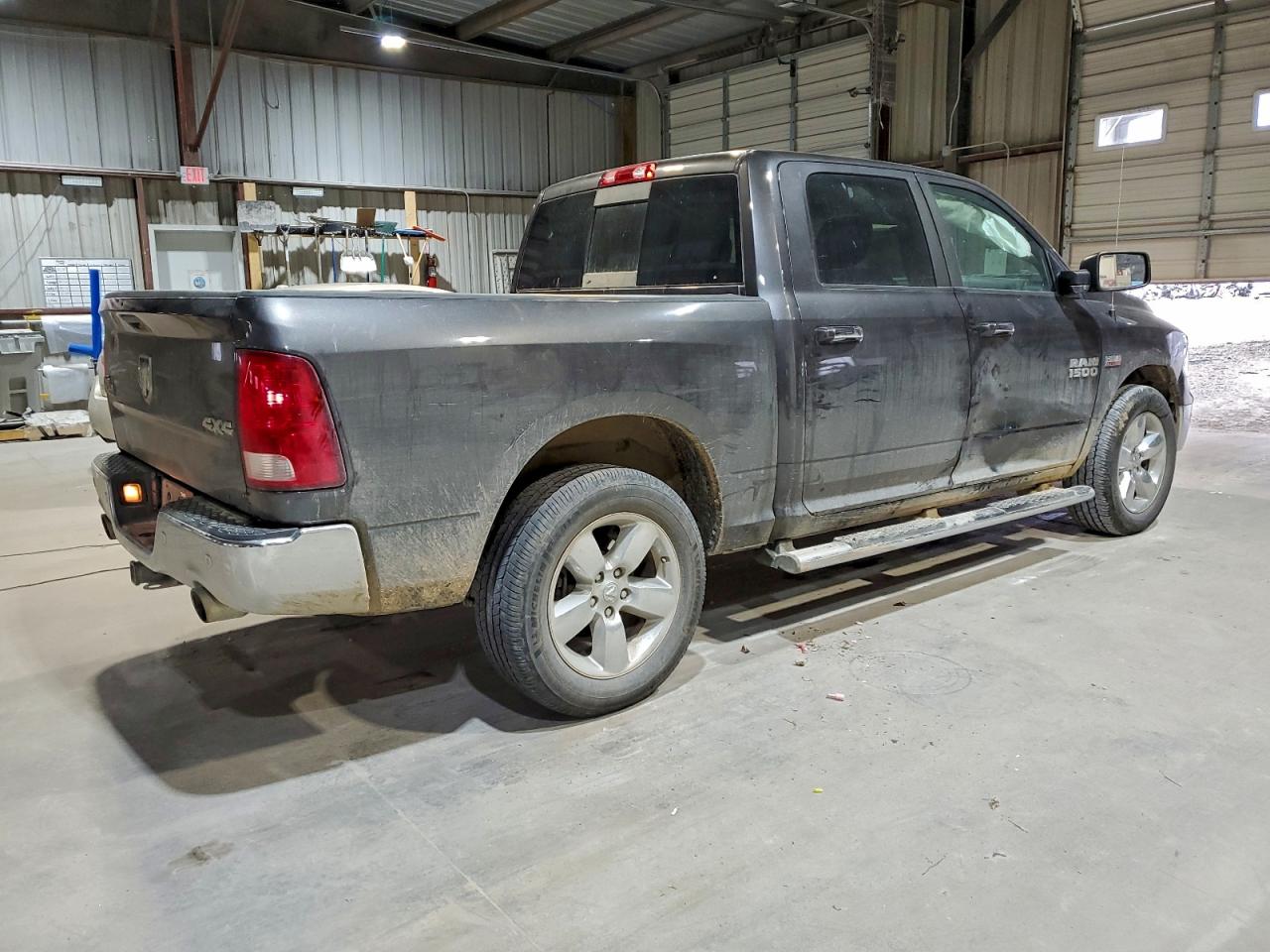 2016 RAM 1500 SLT photo 5