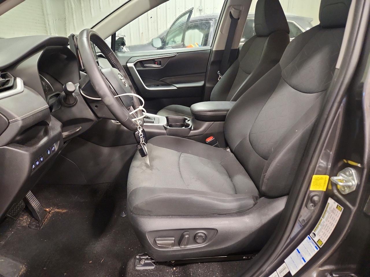 2021 TOYOTA RAV4 XLE photo 7