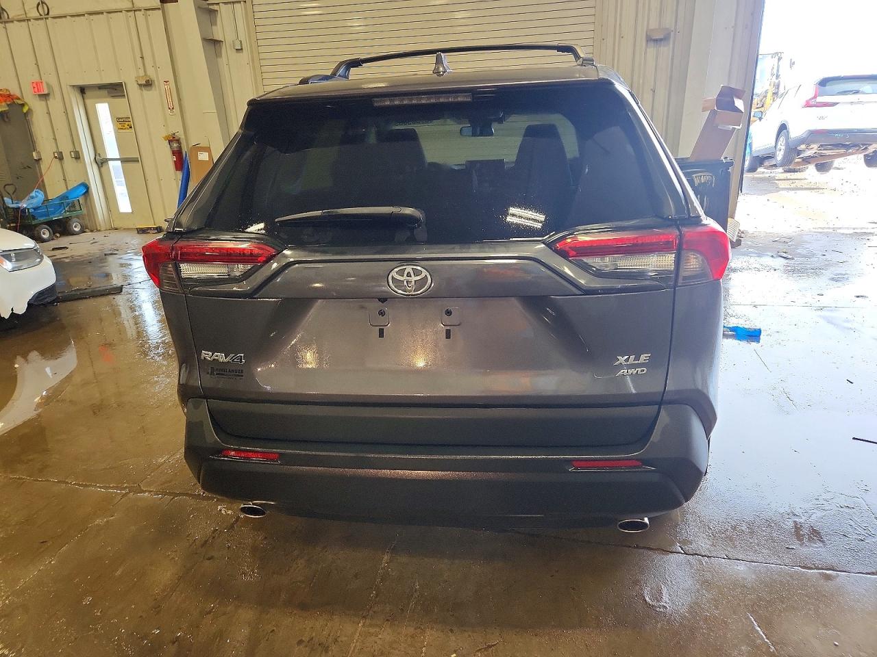 2021 TOYOTA RAV4 XLE photo 6