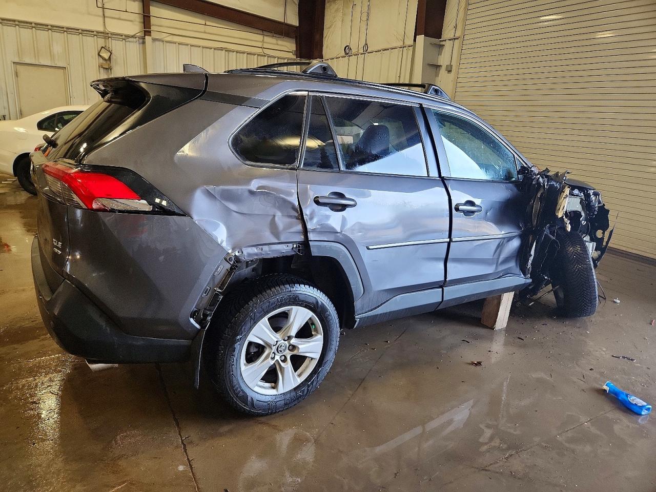 2021 TOYOTA RAV4 XLE photo 3