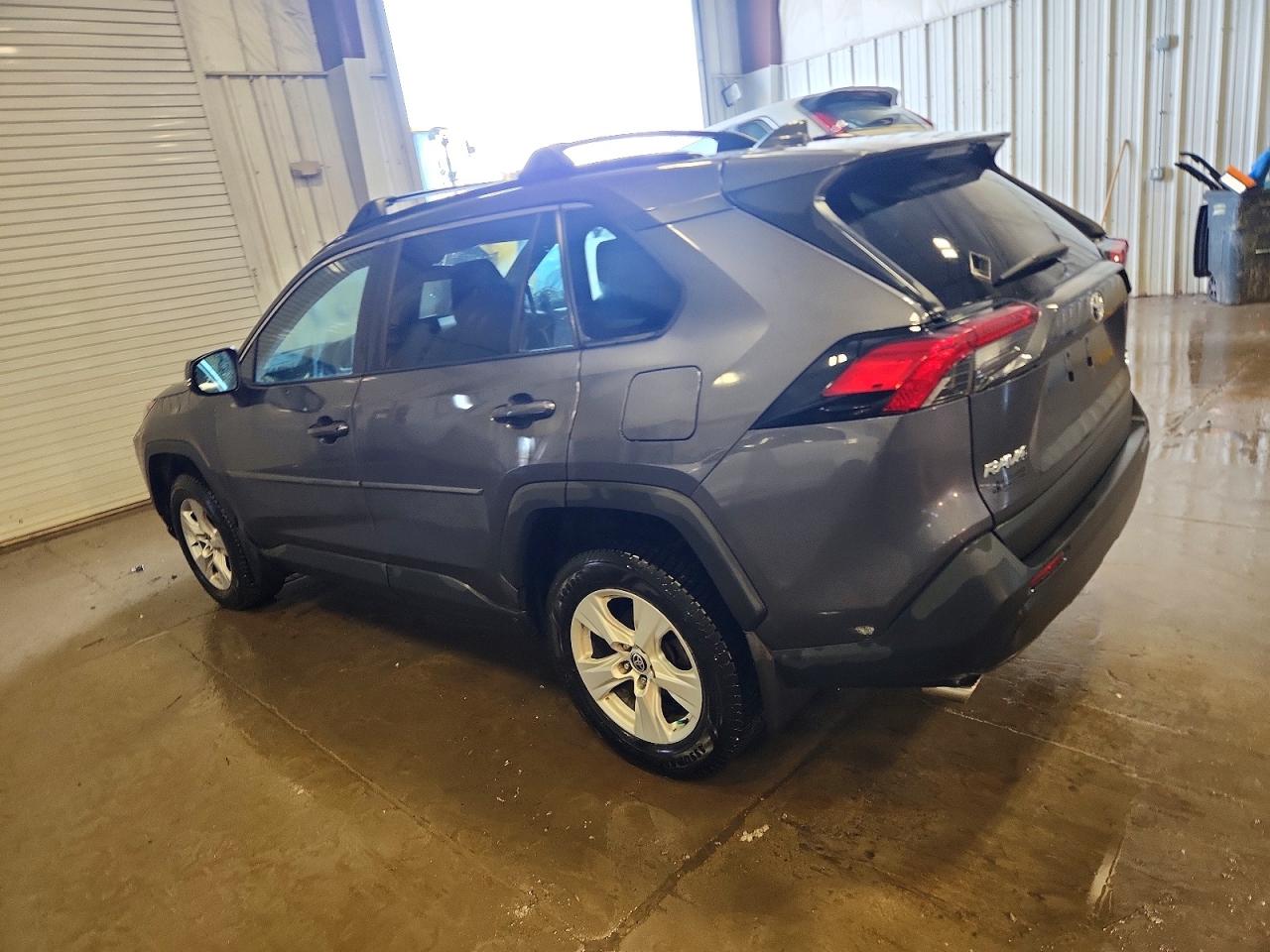 2021 TOYOTA RAV4 XLE photo 2