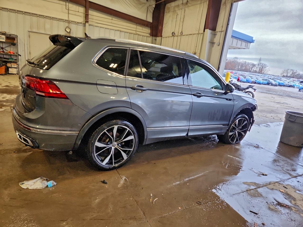 2024 VOLKSWAGEN TIGUAN SEL R-LINE BLACK photo 5
